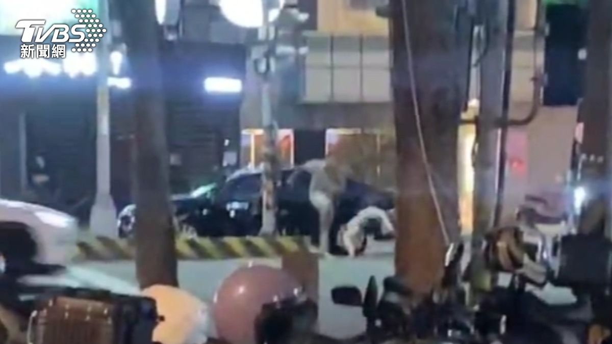 撞車暴怒!台中惡男三度當街毆女友 還藏K他命逼頂替毒駕