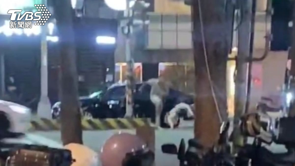 男子對女友拳打腳踢。(圖/民眾提供)