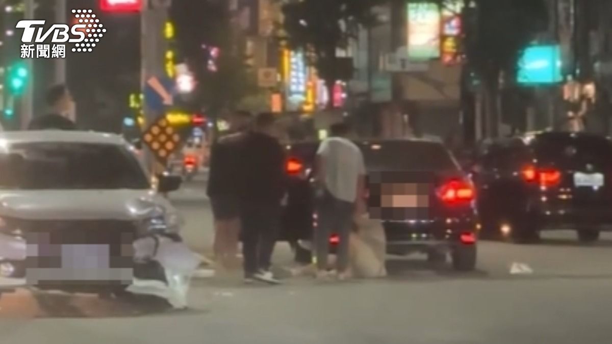 其他路人看不下去上前制止。(圖/民眾提供)