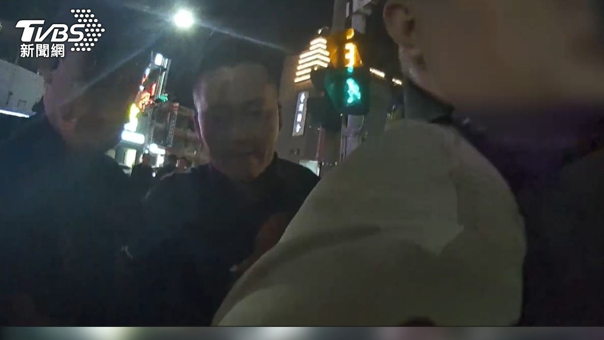 男子遭警方逮捕送辦。(圖/TVBS)