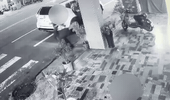女警遭斧頭砍傷瞬間。(圖/TVBS)