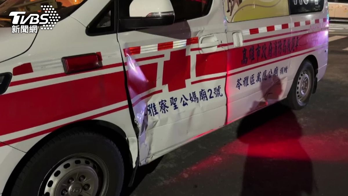 有片/高雄救護車載傷患出勤 騎士「綠燈煞不住」猛撞倒地