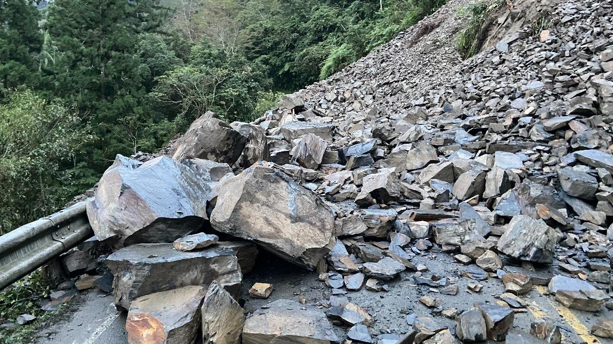 快訊/太平山道路又坍方 雙向中斷131名遊客困山區