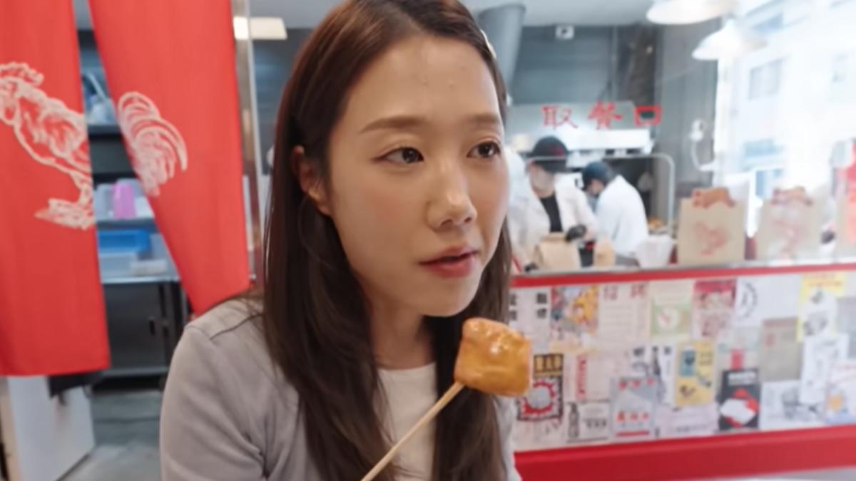 金針菇品嘗 Lisa 指定的西多士。(圖/翻攝自YT@韓勾ㄟ金針菇 찐쩐꾸)