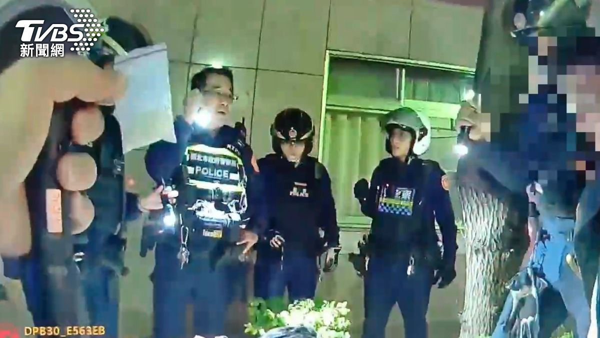 警方在吳男身上搜出安非他命。(圖/TVBS)