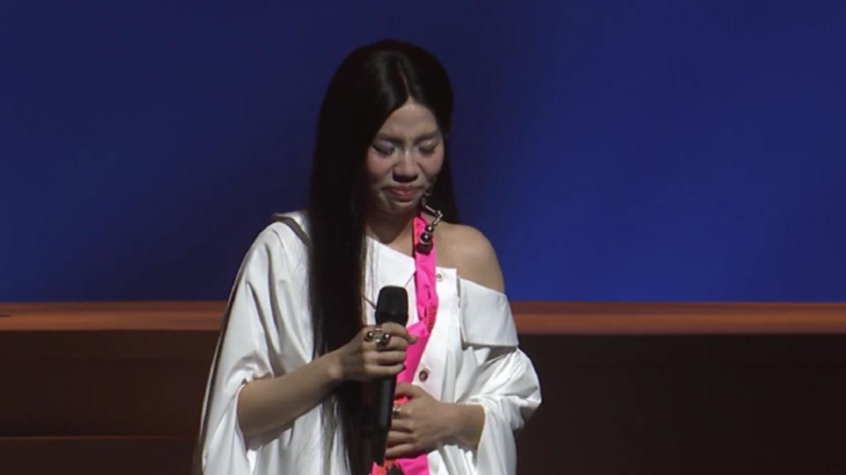 洪佩瑜飆江蕙神曲激動淚崩 重溫14年前〈踮起腳尖愛〉掀回憶殺