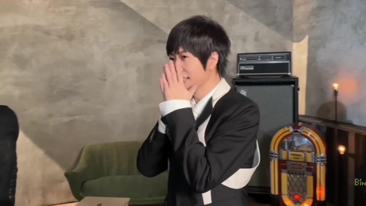 阿信滿臉尷尬,也說五月天團員很久沒替他慶生。(圖/翻攝自相信音樂YT)