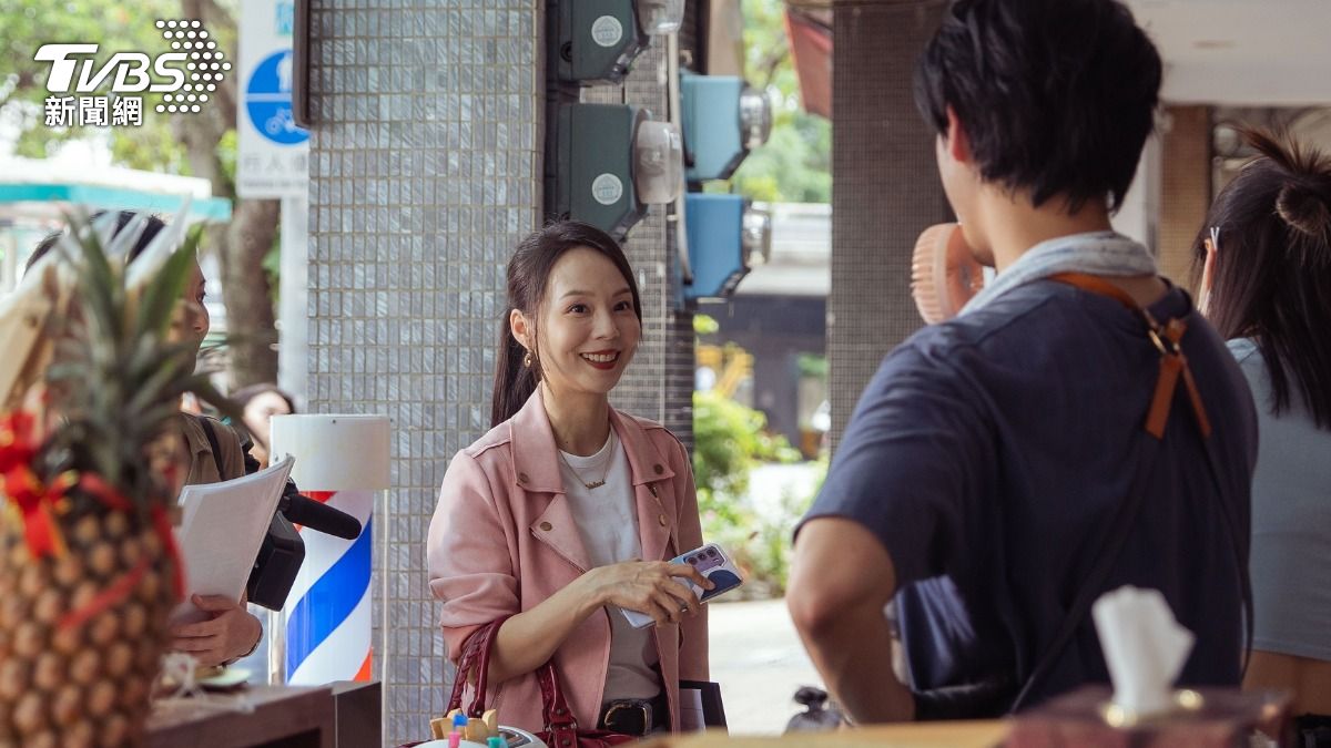 孫淑媚前往連晨翔的早餐店採訪,難掩對男方的好感。(圖/TVBS)