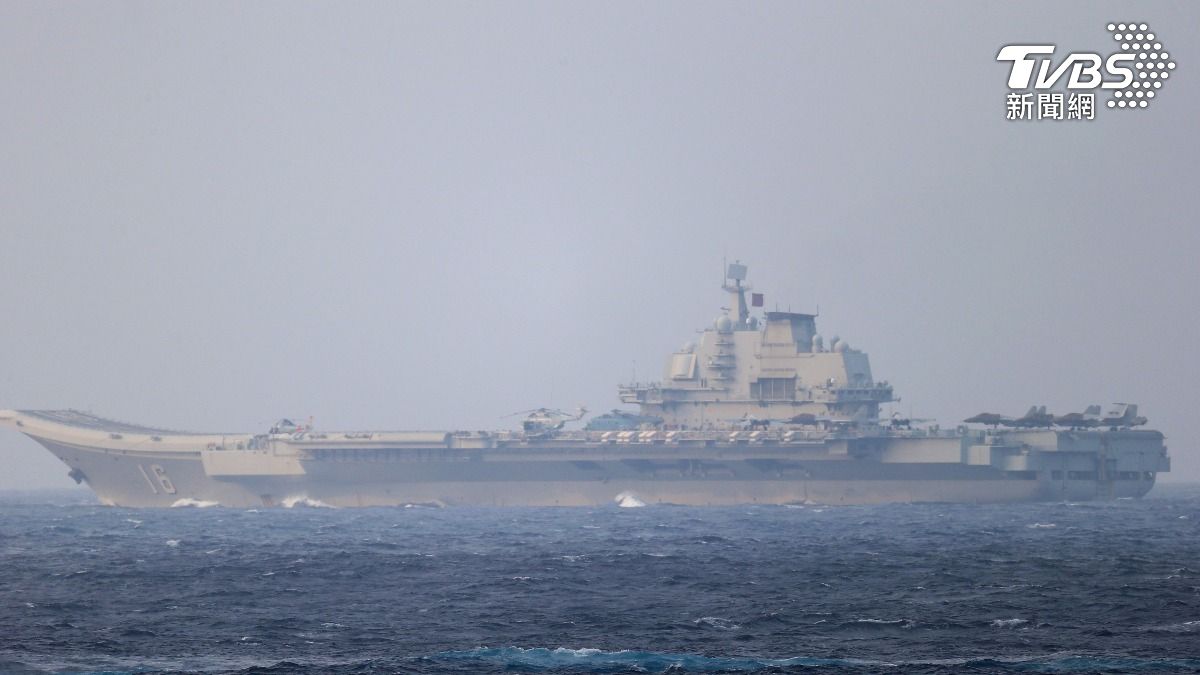 中國航空母艦「遼寧號」穿越日本沖繩島東南方公海　(圖／達志影像路透社)