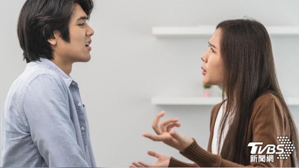 一名網友近日在 Dcard 分享，因對方「一直否定」的回話習慣讓他完全無法接受。（示意圖，非當事人／shutterstock達志影像）