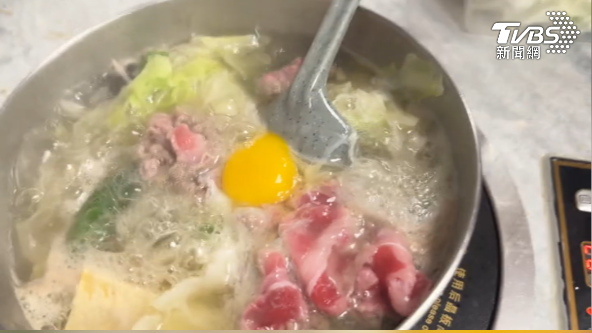 24小時DIY自煮火鍋,可選湯底和配料,也可菜多or多火鍋料。(圖/TVBS)