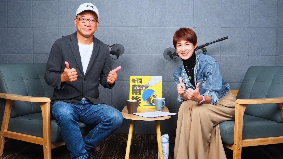針對 GDP 成長卻低薪的矛盾現況，主持人夏嘉璐與Podcast《決策者的世界筆記》 Jeff 黃君豪（左）共同探討低匯率政策帶來的長遠影響 。（圖／《新聞幕後》提供 ）