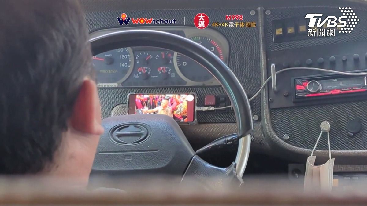 太誇張!屏東客運司機邊開車邊看直播　乘客心驚拍下「危險瞬間」。（圖／翻攝 WoWtchout - 地圖型行車影像平台）