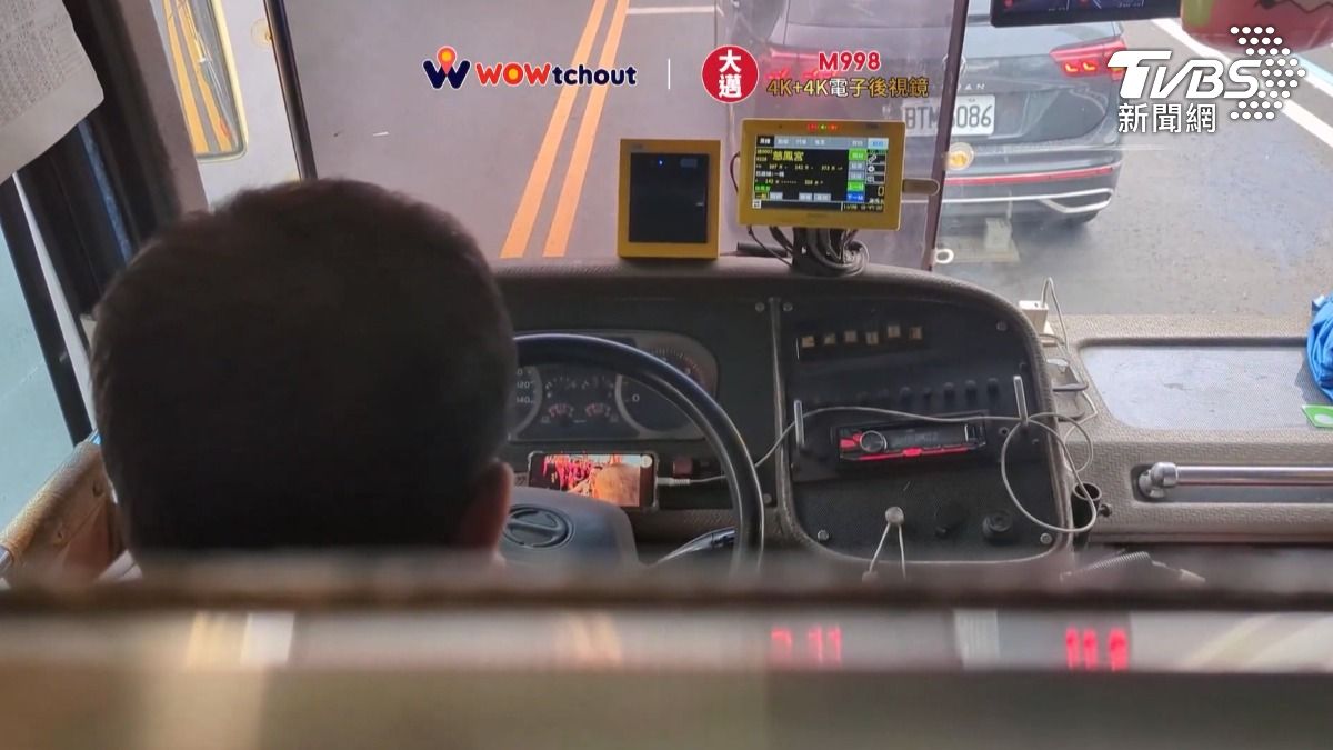 太誇張!屏東客運司機邊開車邊看直播　乘客心驚拍下「危險瞬間」。（圖／翻攝WoWtchout - 地圖型行車影像平台）