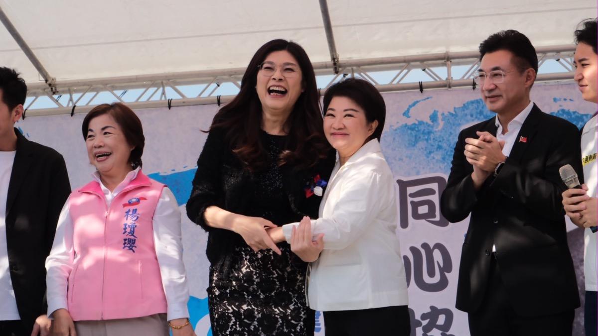上任後首度同台!鄭麗文擁抱盧秀燕破心結:我們太陽就在這