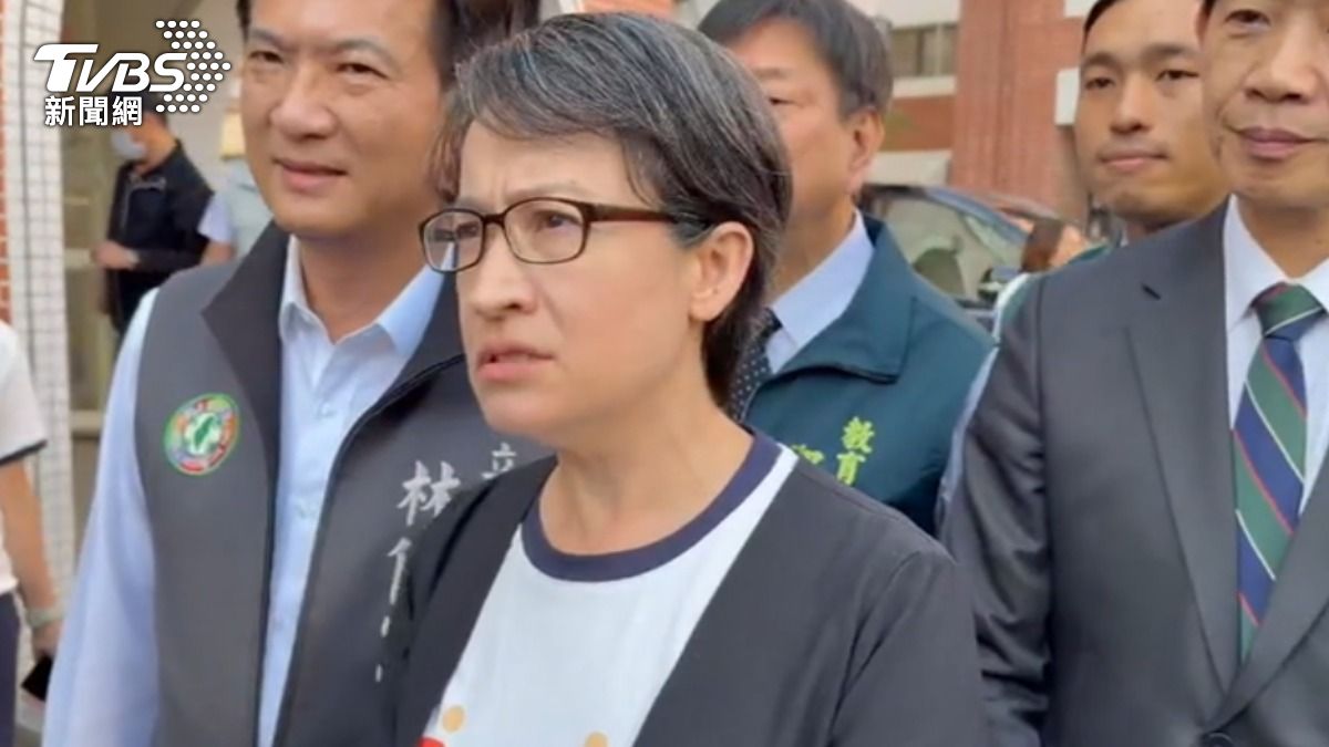 副總統蕭美琴6日於台南行程中,表達對兩位受傷員警的關心和不捨。(圖/TVBS)