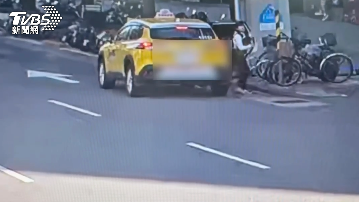 日籍女遊客下計程車時，手機遺落在後座。（圖／TVBS）
