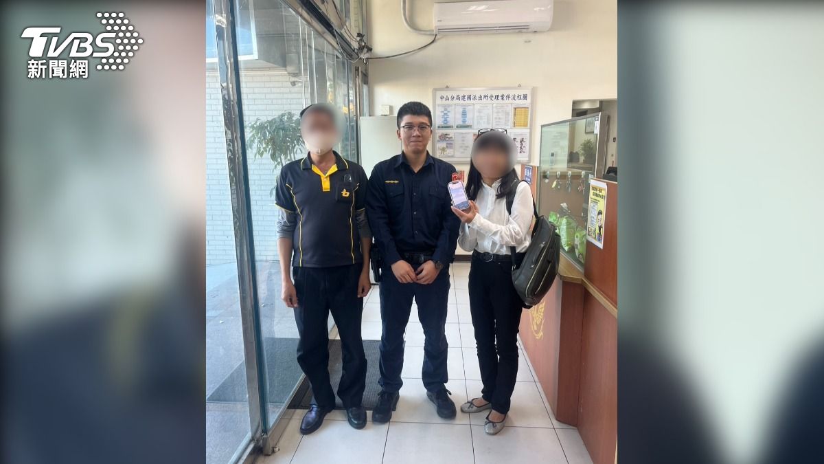 中山分局建國所警員協助日籍旅客尋回手機。（圖／TVBS）