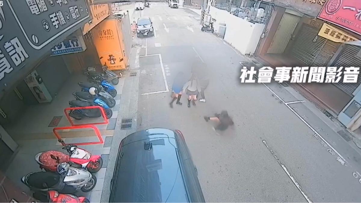 路口變擂台!4女對戰情侶「推一人打一群」 酒醉擦身互毆全送辦。(圖/社會事新聞影音)