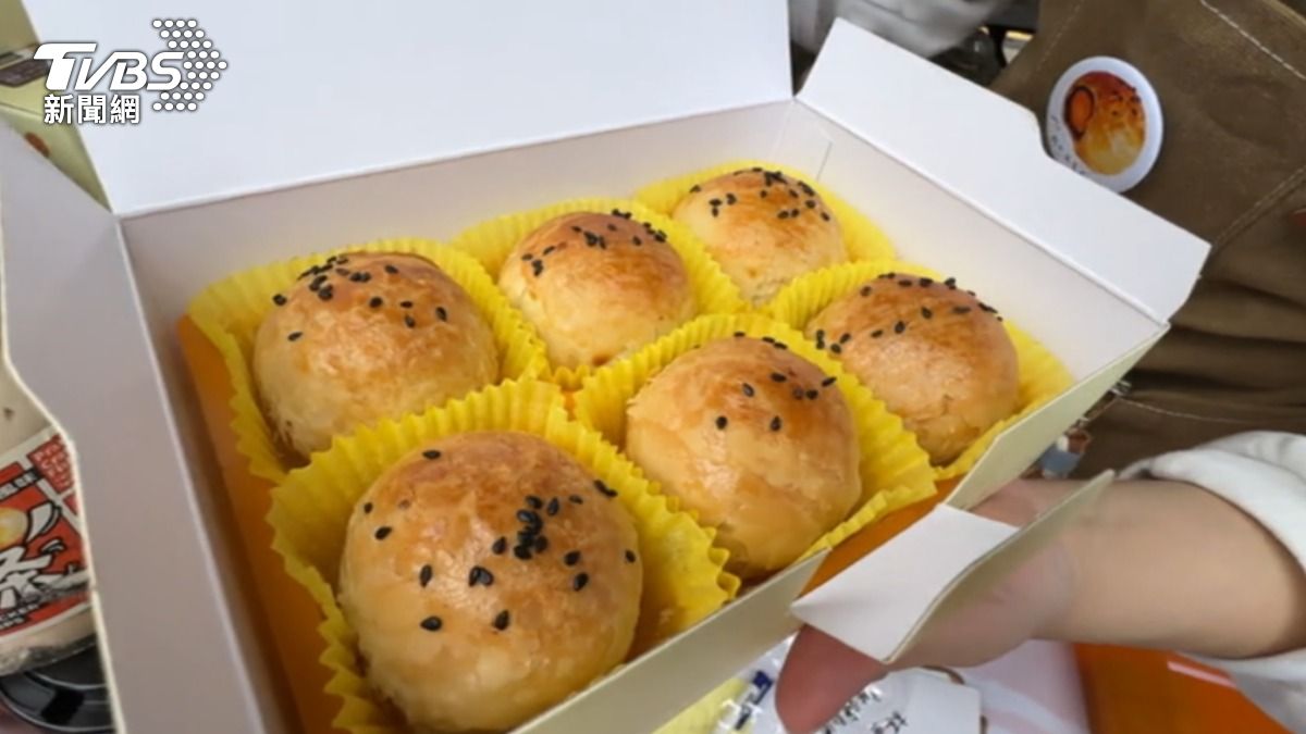 鹿港知名的蛋黃酥有獨特餡料。(圖/TVBS)