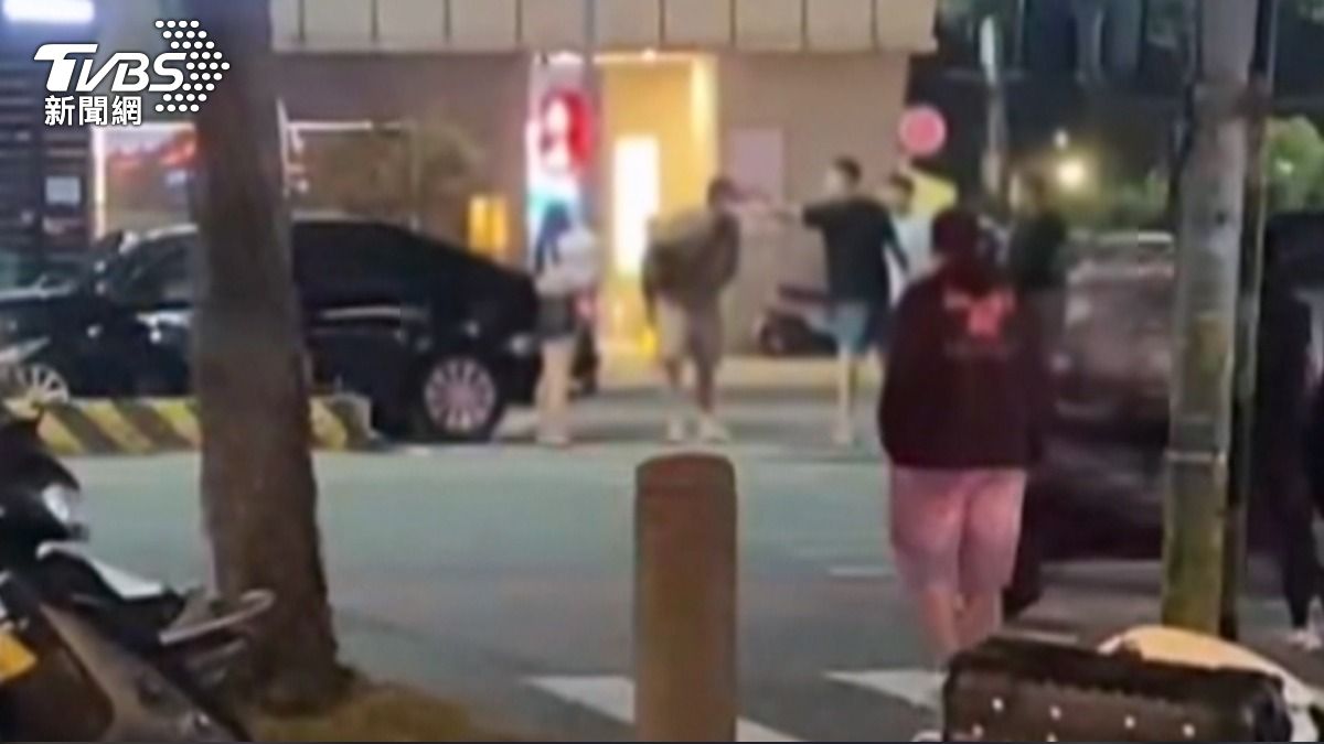 毒駕男路中狂踹女友 好心路人出手制止全被送辦。(圖/TVBS)