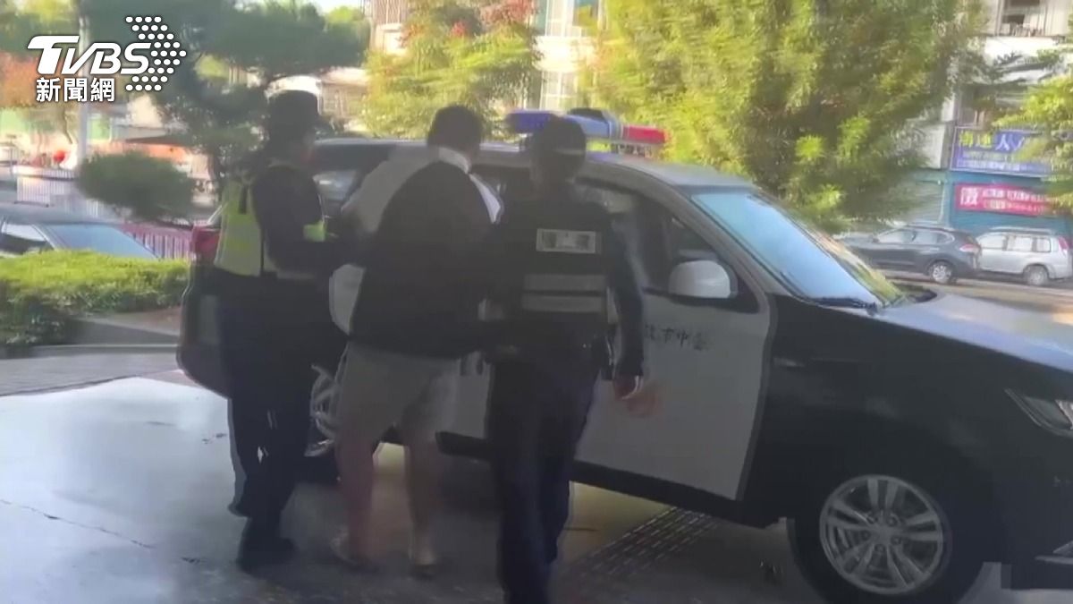 撞車換座位惹爭執　毒男暴打女友全都錄。(圖／TVBS)