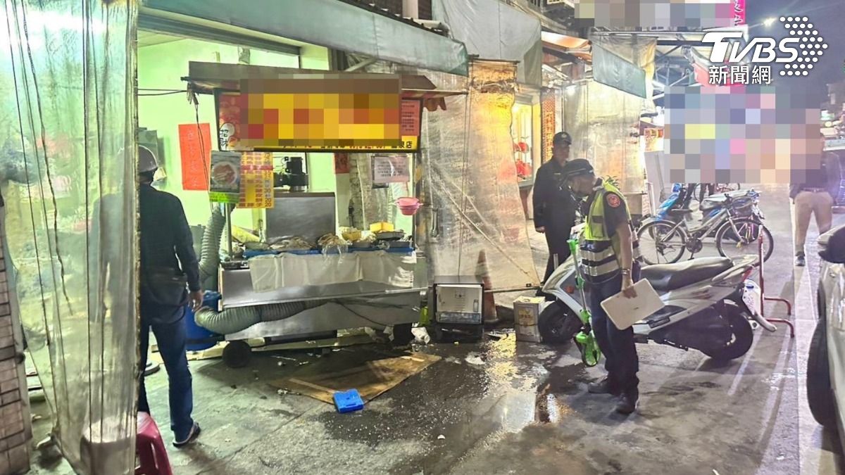 屏東男駕休旅車爆衝!撞爛雞排攤+機車 2店員慘燒燙傷