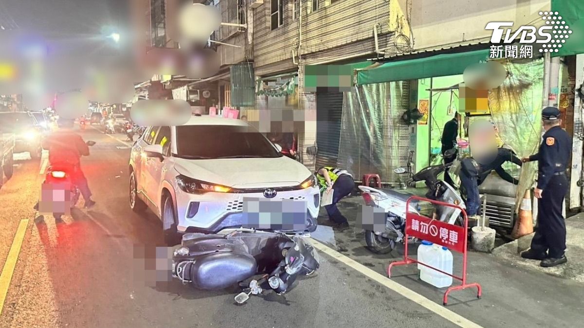現場還有一輛機車遭到撞毀。(圖/TVBS)