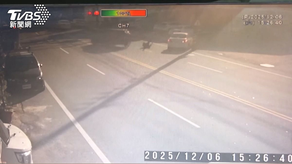 停超商購物遭竊 車主被甩馬路險遭輾。(圖/TVBS)