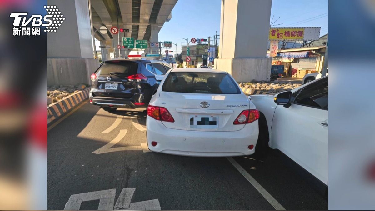 失業男超商偷未熄火汽車 警方全城追緝「卡車陣」束手就擒。(圖/TVBS)