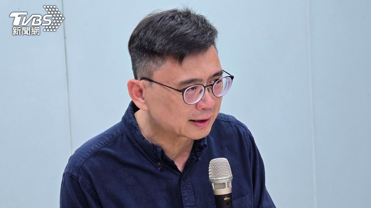 記者會演淚崩大戲?他批賴瑞隆暗欺家長明戲精:民主哭神裝模作樣