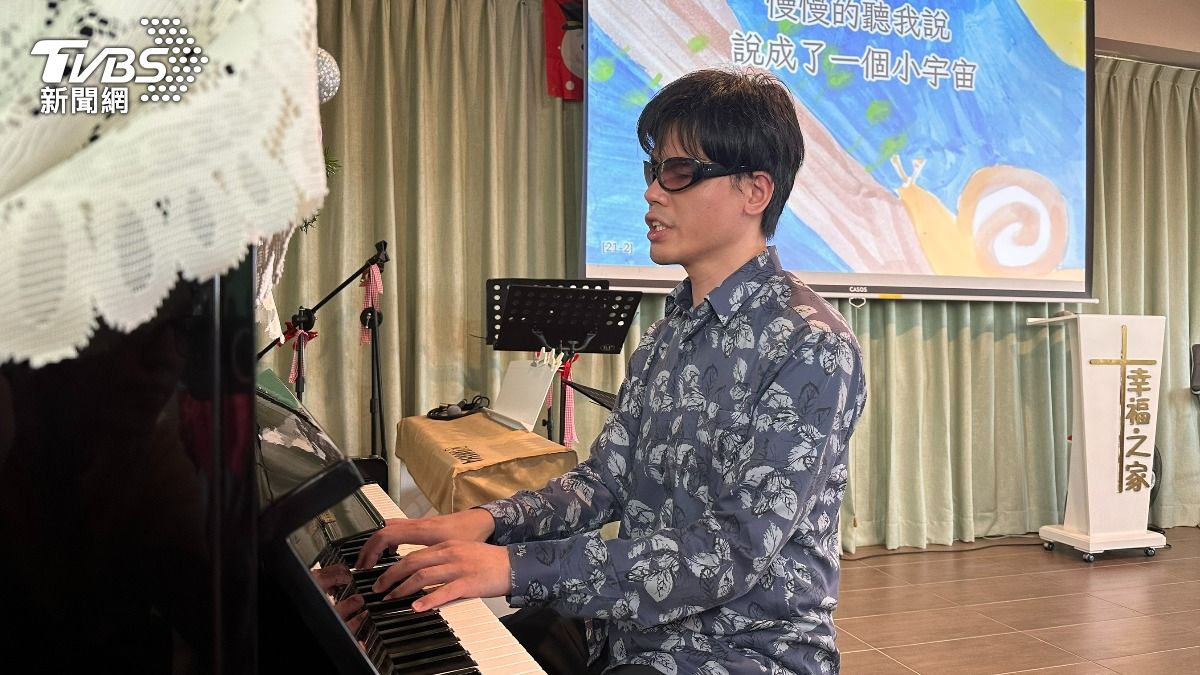 團員林昊恩自彈自唱創作歌曲。（圖／程子奕攝）