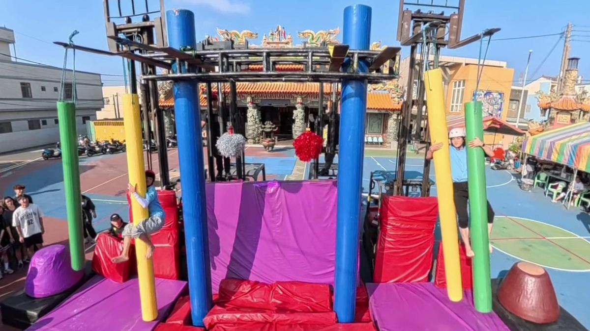 阿翔示範玩遊戲。(圖/民視提供)