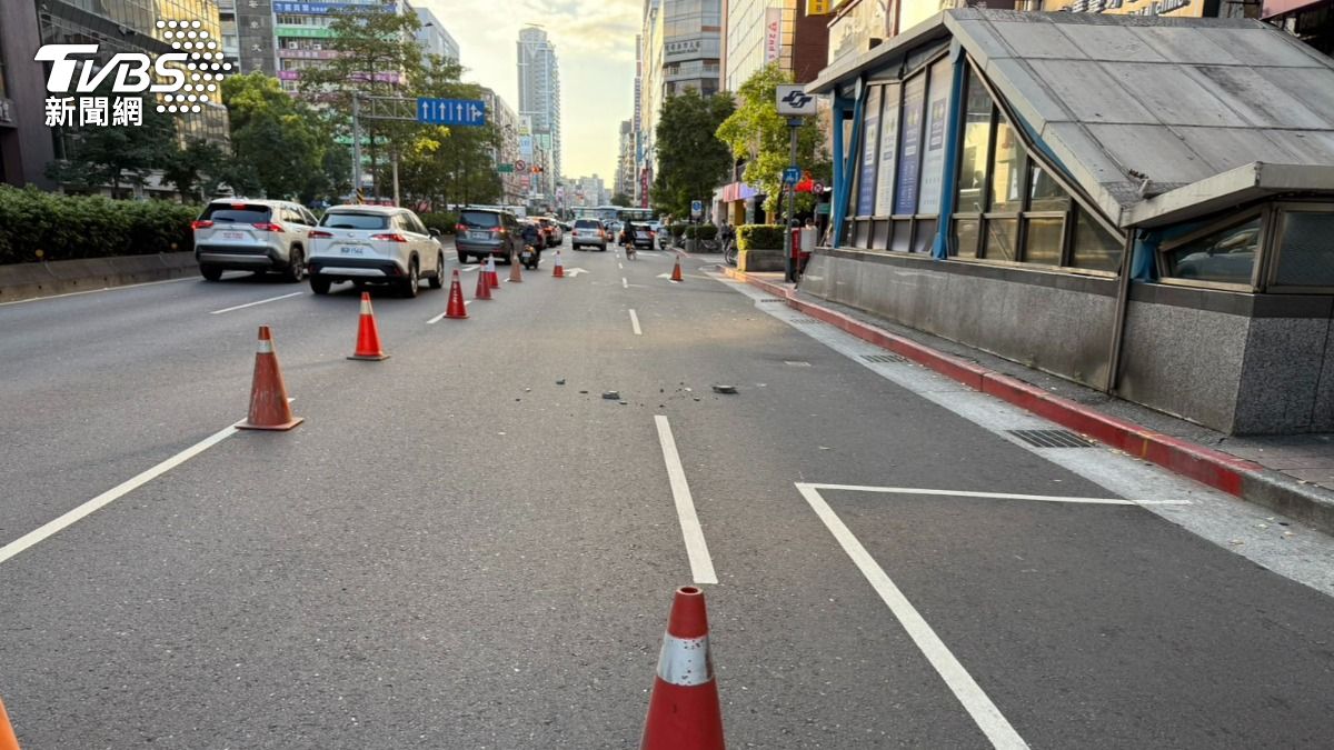 快訊／台北市忠孝敦化捷運站外下「磁磚雨」　大量石塊險砸人車