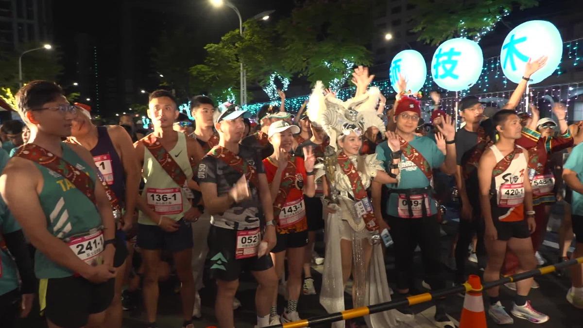 新北耶誕馬拉松熱力開跑。(圖/TVBS)