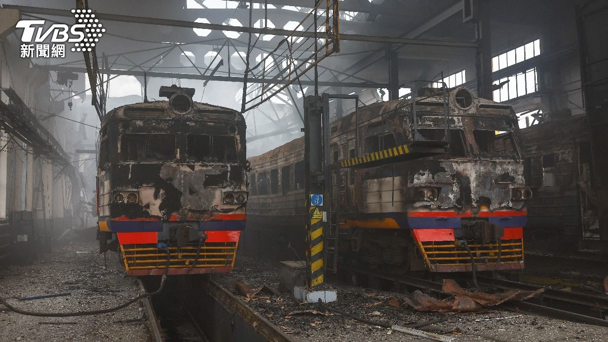 烏克蘭首都基輔西南部鐵路樞紐遭遇俄羅斯空襲，部分列車遭摧毀　(圖／達志影像路透社)