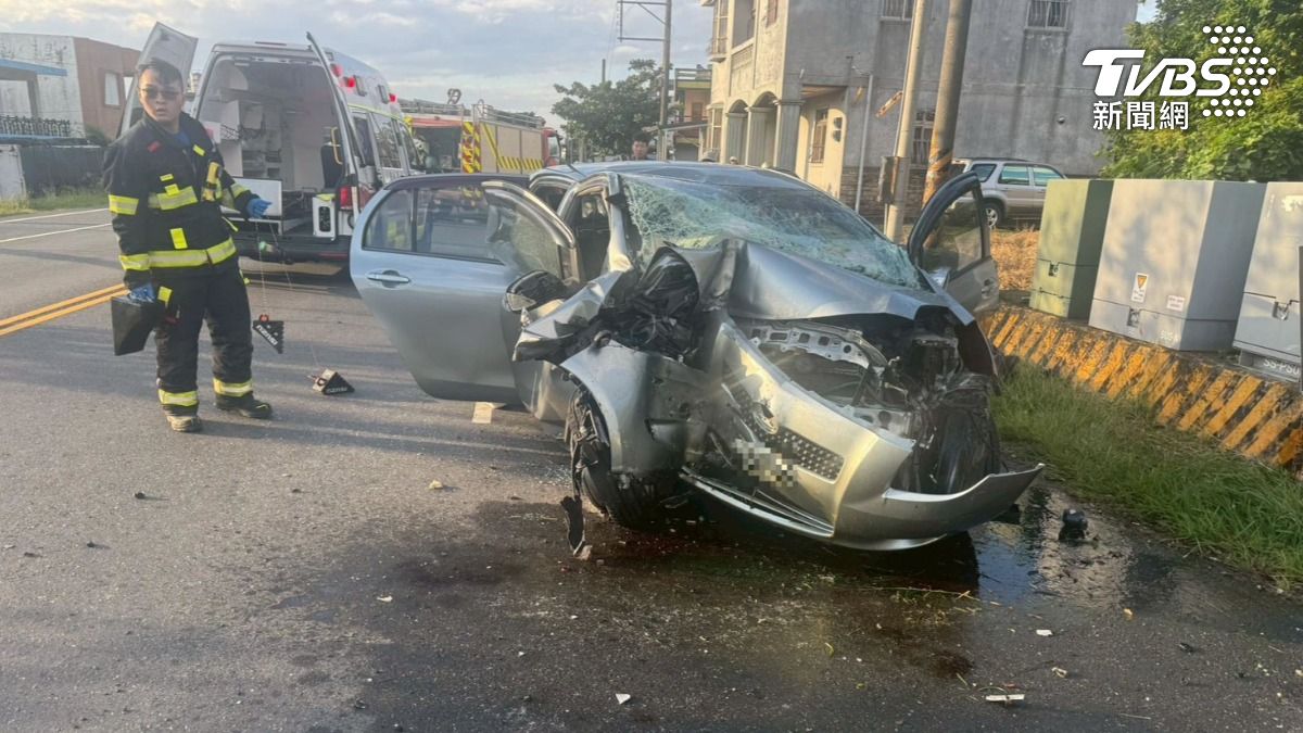台東成功鎮一名73歲阿公開車,7日載29歲孫子到台東市區參加公務員地方特考,卻自撞電箱祖孫死亡,車頭幾乎撞爛。(圖/TVBS)