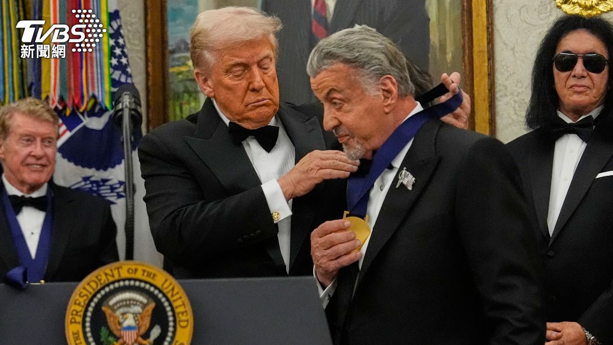 美國總統川普為好萊塢巨星席維斯史特龍頒發獎章。（圖／達志影像美聯社）