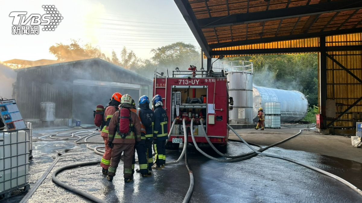 快訊／三峽化學工廠大火「濃煙狂竄恐有毒」　消防局籲快關門窗