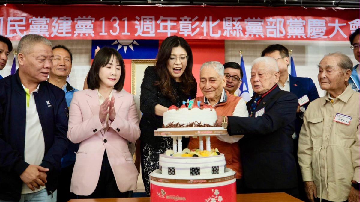 國民黨主席鄭麗文出席彰化縣黨慶活動，身兼黨部主委的立委謝衣鳯也陪同一旁。（圖／翻攝鄭麗文臉書）