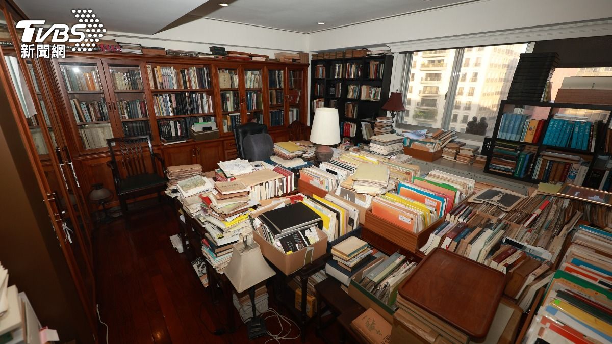 李敖家中共有三張書桌,各做寫作、評論閱讀等不同用途。(圖/華子琛攝)