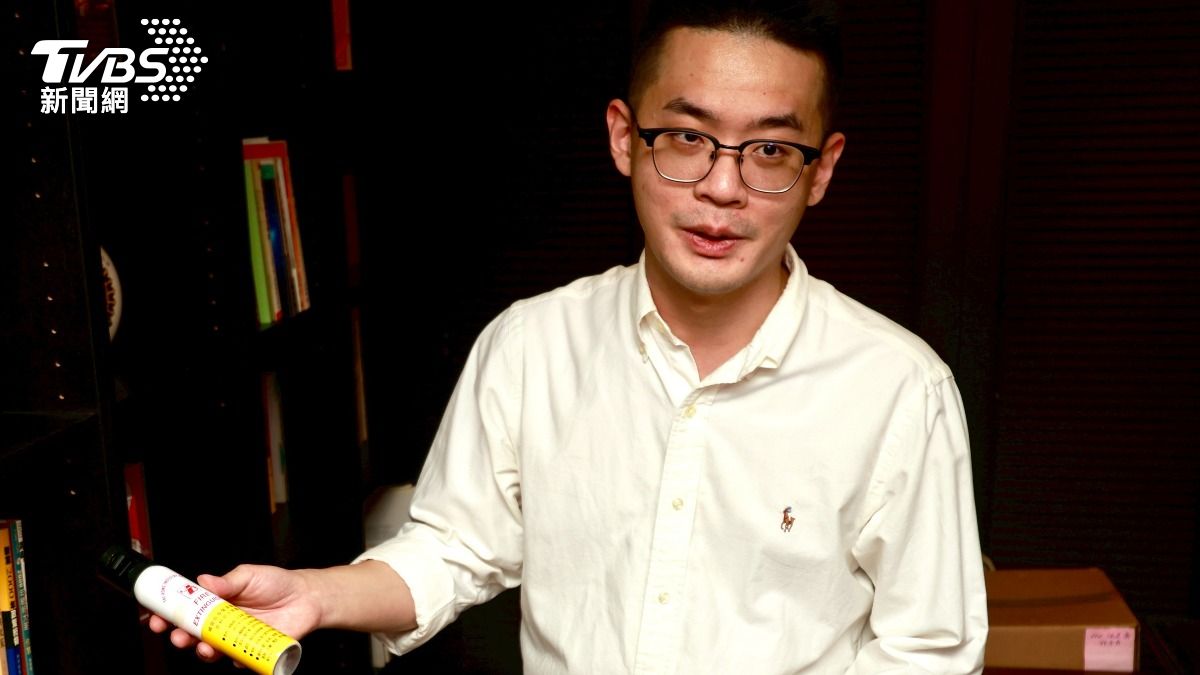 李敖當年在立法院質詢時扔催淚瓦斯,李戡說爸爸丟完瓶身也一併留下。(圖/華子琛攝)