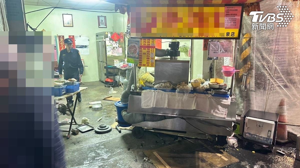 鄰里恩怨釀慘劇！屏東內埔發生轎車衝撞雞排攤，熱油噴濺店家夫妻慘遭燙傷送醫。（圖／TVBS）