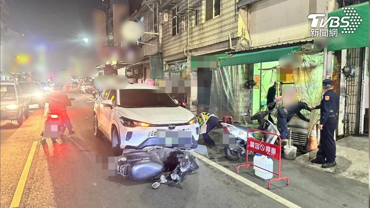 屏東內埔白色轎車衝撞雞排攤，正在準備營業的老闆夫妻，被灑出的熱油燙傷送醫，這起意外疑似鄰居故意衝撞。（圖／TVBS）