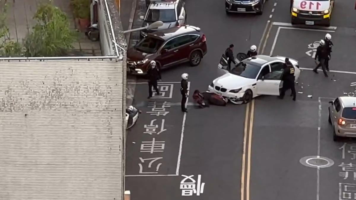 白色小轎車拒檢逃竄撞上2輛機車，造成2名騎士受傷送醫。（圖／翻攝Facebook信義區三兩事）