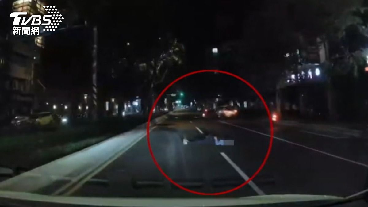 男子深夜躺車道上，駕駛經過險輾。（圖／TVBS）