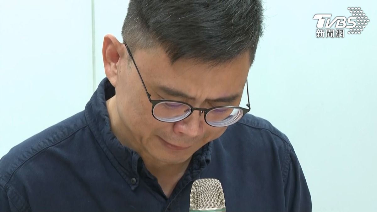 民進黨立委賴瑞隆針對孩子涉及的霸凌事件,7日下午二度召開記者會,向受害女同學及其家長道歉,談到孩子的感受,他一度哽咽流淚。(圖/TVBS)