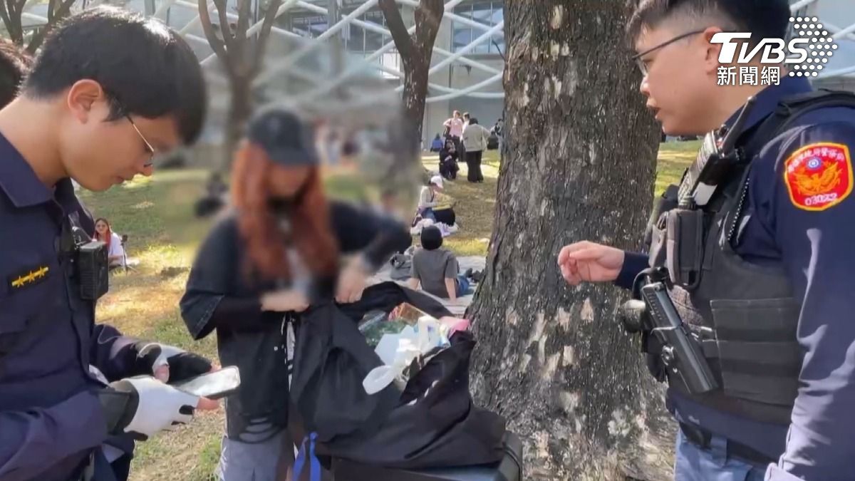 警方證實世運場館周邊人行區及綠地,早在今年1月份就公告列為道路,如未經許可堆放妨礙交通之物或擺攤,就可依法開罰。(圖/TVBS)