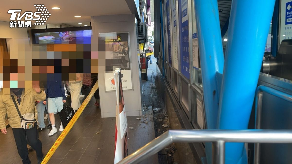 大樓外牆剝落,地點就位於人潮眾多的忠孝敦化捷運站旁。(圖/TVBS)