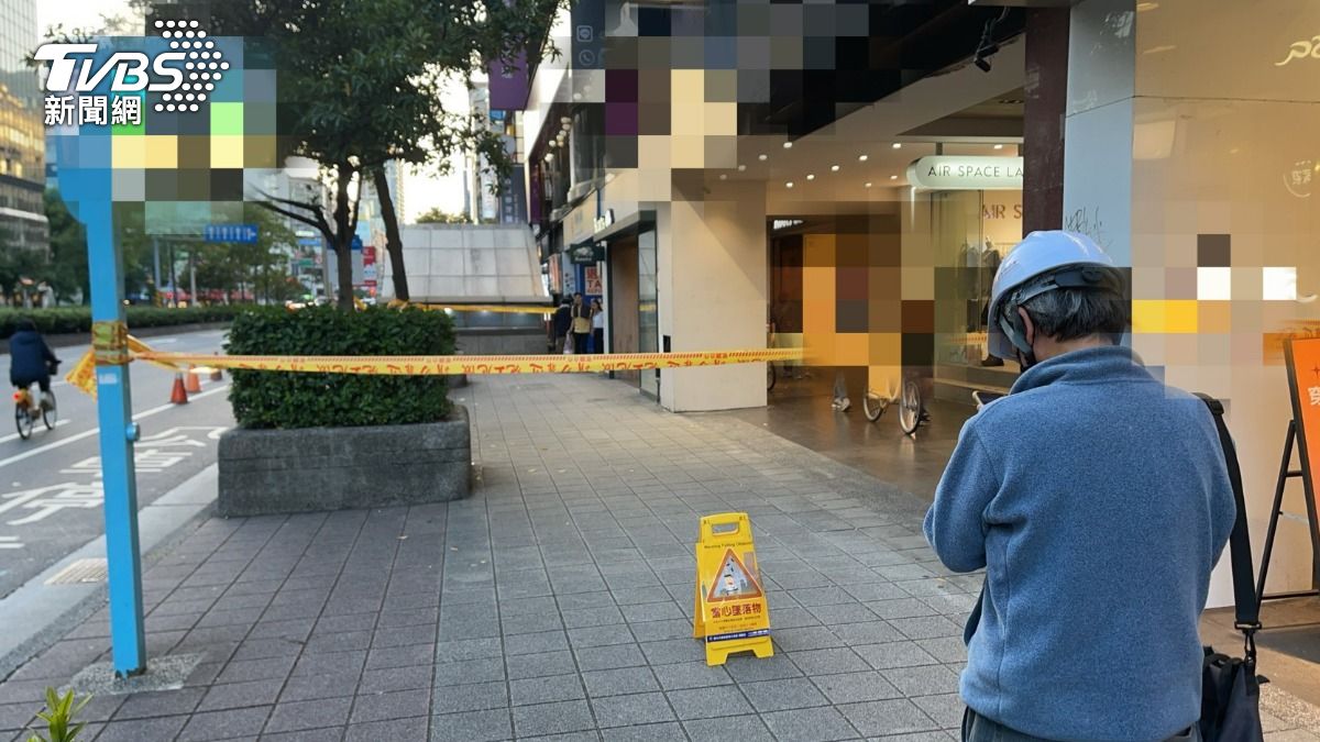 大樓外牆剝落,地點就位於人潮眾多的忠孝敦化捷運站旁。(圖/TVBS)